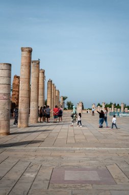 Hasan Kulesi 'ni ve Rabat, Fas' taki sütunları ziyaret eden insanlar.