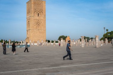 Hasan Kulesi 'ni ve Rabat, Fas' taki sütunları ziyaret eden insanlar.