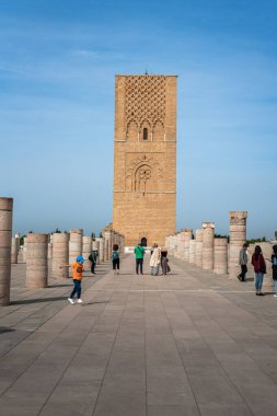 Hasan Kulesi 'ni ve Rabat, Fas' taki sütunları ziyaret eden insanlar.