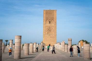 Hasan Kulesi 'ni ve Rabat, Fas' taki sütunları ziyaret eden insanlar.