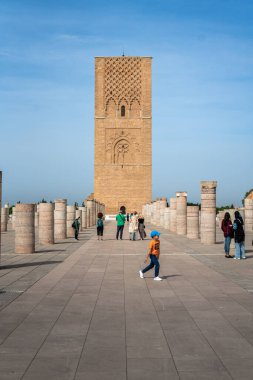 Hasan Kulesi 'ni ve Rabat, Fas' taki sütunları ziyaret eden insanlar.