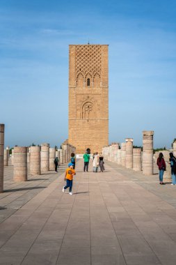 Hasan Kulesi 'ni ve Rabat, Fas' taki sütunları ziyaret eden insanlar.