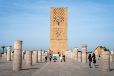 Hasan Kulesi 'ni ve Rabat, Fas' taki sütunları ziyaret eden insanlar.