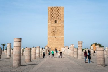 Hasan Kulesi 'ni ve Rabat, Fas' taki sütunları ziyaret eden insanlar.