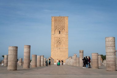Hasan Kulesi 'ni ve Rabat, Fas' taki sütunları ziyaret eden insanlar.