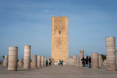 Hasan Kulesi 'ni ve Rabat, Fas' taki sütunları ziyaret eden insanlar.