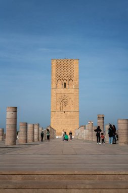 Hasan Kulesi 'ni ve Rabat, Fas' taki sütunları ziyaret eden insanlar.