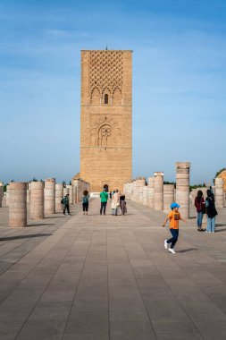 Hasan Kulesi 'ni ve Rabat, Fas' taki sütunları ziyaret eden insanlar.