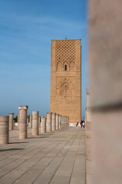 Hasan Kulesi 'ni ve Rabat, Fas' taki sütunları ziyaret eden insanlar.
