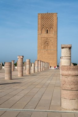 Hasan Kulesi 'ni ve Rabat, Fas' taki sütunları ziyaret eden insanlar.