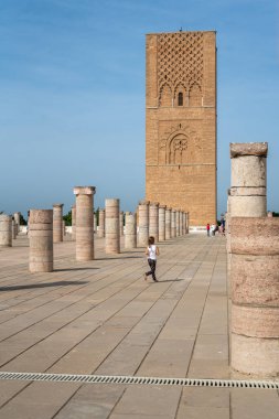 Hasan Kulesi 'ni ve Rabat, Fas' taki sütunları ziyaret eden insanlar.