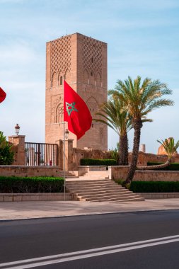 Fas bayrağı dalgalanıyor ve Rabat 'ın arka planında Hasan kulesi var.
