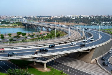 Rabat, Fas 'taki Hasan II köprüsünde trafik var.