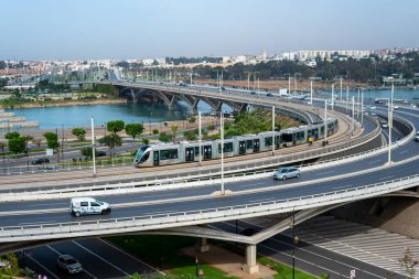 Rabat, Fas 'taki Hasan II köprüsünden geçen modern tramvay ve arabalar.