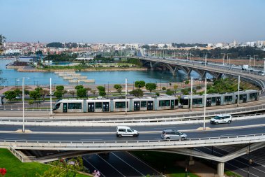 Rabat, Fas 'taki Hasan II köprüsünden geçen modern tramvay ve arabalar.