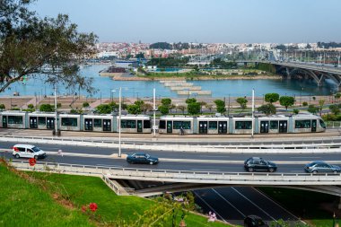 Rabat, Fas 'taki Hasan II köprüsünden geçen modern tramvay ve arabalar.
