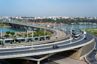 Rabat, Fas 'taki Hasan II köprüsünden geçen modern tramvay ve arabalar.