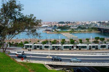 Rabat, Fas 'taki Hasan II köprüsünden geçen modern tramvay ve arabalar.