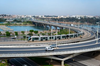 Rabat, Fas 'taki Hasan II köprüsünden geçen modern tramvay ve arabalar.