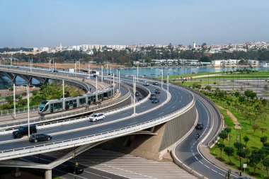 Rabat, Fas 'taki Hasan II köprüsünden geçen modern tramvay ve arabalar.