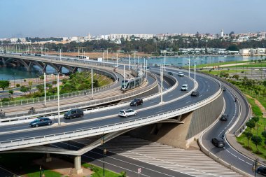 Rabat, Fas 'taki Hasan II köprüsünden geçen modern tramvay ve arabalar.