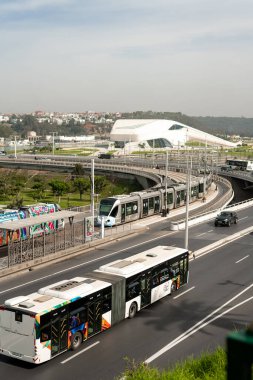 Arka planda Büyük Rabat Tiyatrosu ile Hasan II köprüsünden geçen modern tramvay.