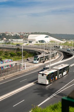 Arka planda Büyük Rabat Tiyatrosu ile Hasan II köprüsünden geçen modern tramvay.
