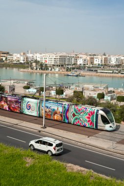 Rabat 'taki Bou Regreg nehrinden geçen modern tramvay.