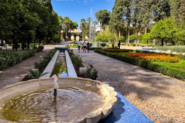 Fez 'in eski Medine' sindeki Jnan Sbil bahçesinde yürüyen insanlar.