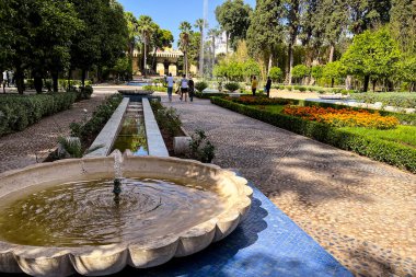 Fez 'in eski Medine' sindeki Jnan Sbil bahçesinde yürüyen insanlar.