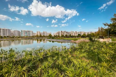 Şehir parkının ortasında yapay göl