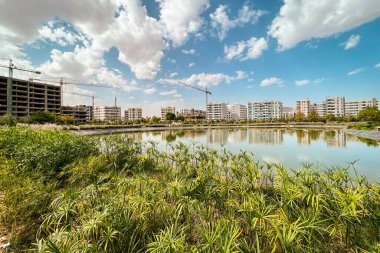 Şehir parkının ortasında yapay göl