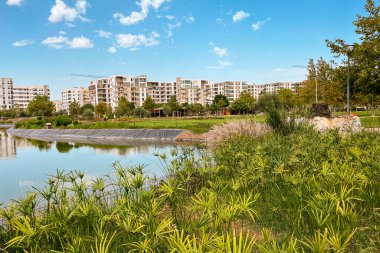 Şehir parkının ortasında yapay göl