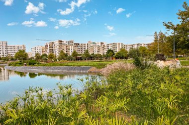 Şehir parkının ortasında yapay göl