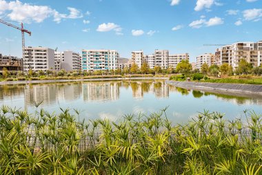 Şehir parkının ortasında yapay göl