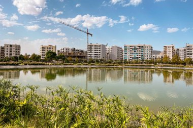 Şehir parkının ortasında yapay göl