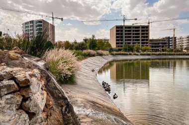 Şehir parkının ortasında yapay göl