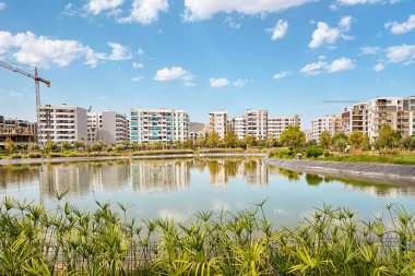 Şehir parkının ortasında yapay göl