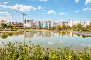 Şehir parkının ortasında yapay göl