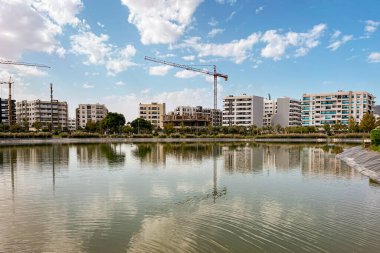Şehir parkının ortasında yapay göl