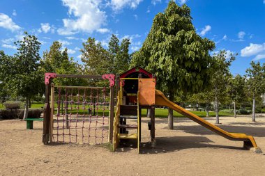 Çocuk parkında kumların üzerinde bir sürgücü.