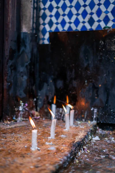 Banda Białych Świec Palących Się Zewnątrz Świątyni Religijnej — Zdjęcie stockowe