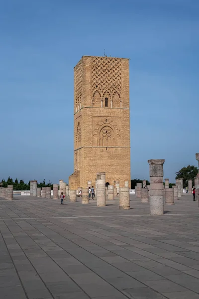 Lidé Navštěvující Hassanskou Věž Kolony Rabatu Maroko — Stock fotografie