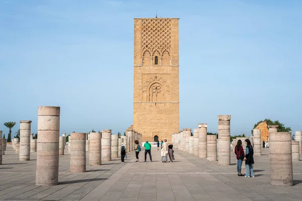 Hasan Kulesi 'ni ve Rabat, Fas' taki sütunları ziyaret eden insanlar.