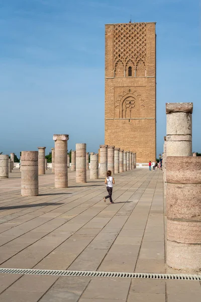 Hasan Kulesi 'ni ve Rabat, Fas' taki sütunları ziyaret eden insanlar.