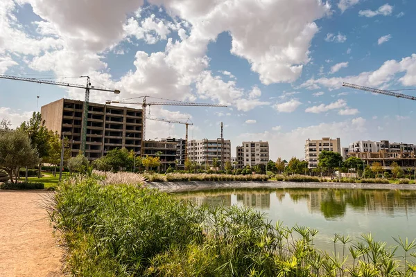 Şehir parkının ortasında yapay göl