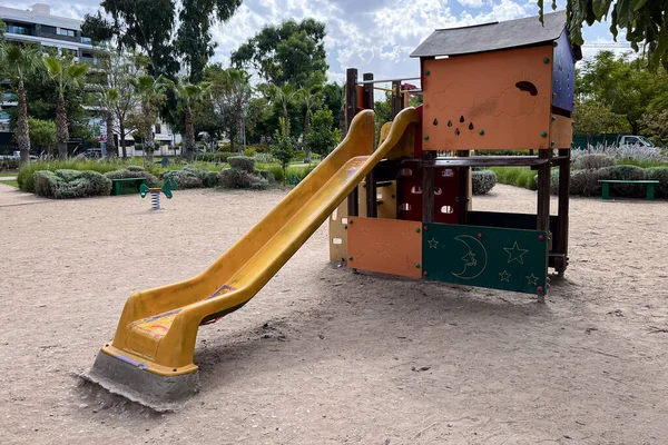 子供の遊び場の砂の上のスライダー — ストック写真