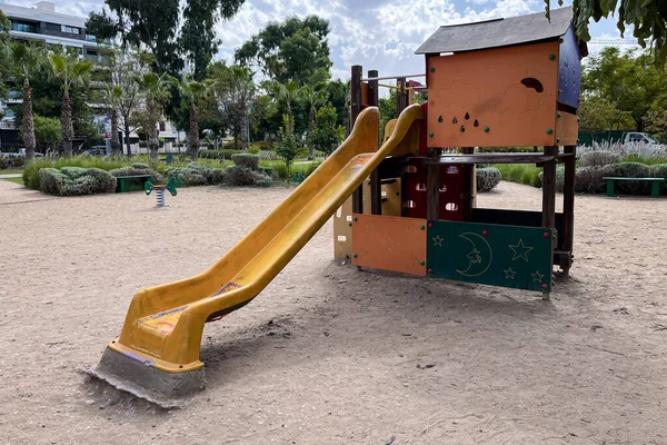 Uno Slider Sulla Sabbia Parco Giochi Bambini — Foto Stock