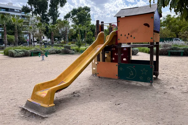 子供の遊び場の砂の上のスライダー — ストック写真