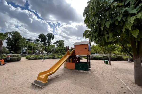 Uno Slider Sulla Sabbia Parco Giochi Bambini — Foto Stock